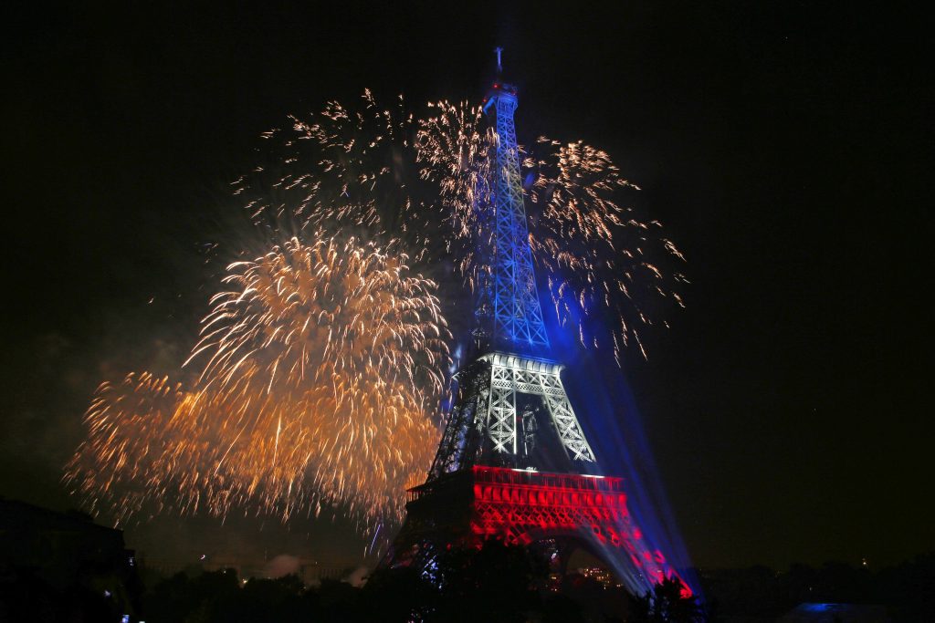 Έγινε της… Βαστίλλης από πυροτεχνήματα στο Παρίσι! Εντυπωσιακές φωτογραφίες