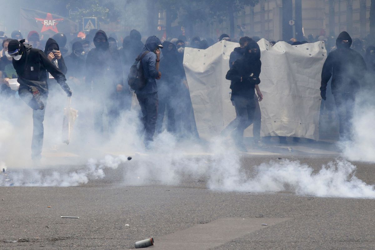 Επεισόδια με 26 τραυματίες στη μεγαλειώδη πορεία στο Παρίσι