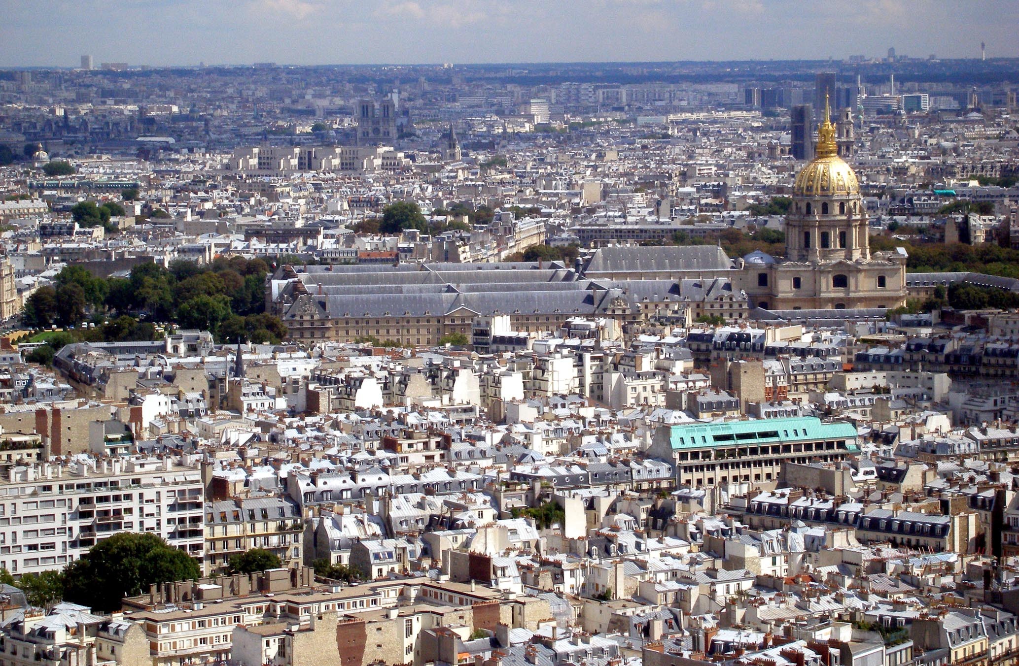 Το Παρίσι αδιαφορεί για την Ευρώπη και δεν μειώνει όπως υποσχέθηκε το έλλειμμά της