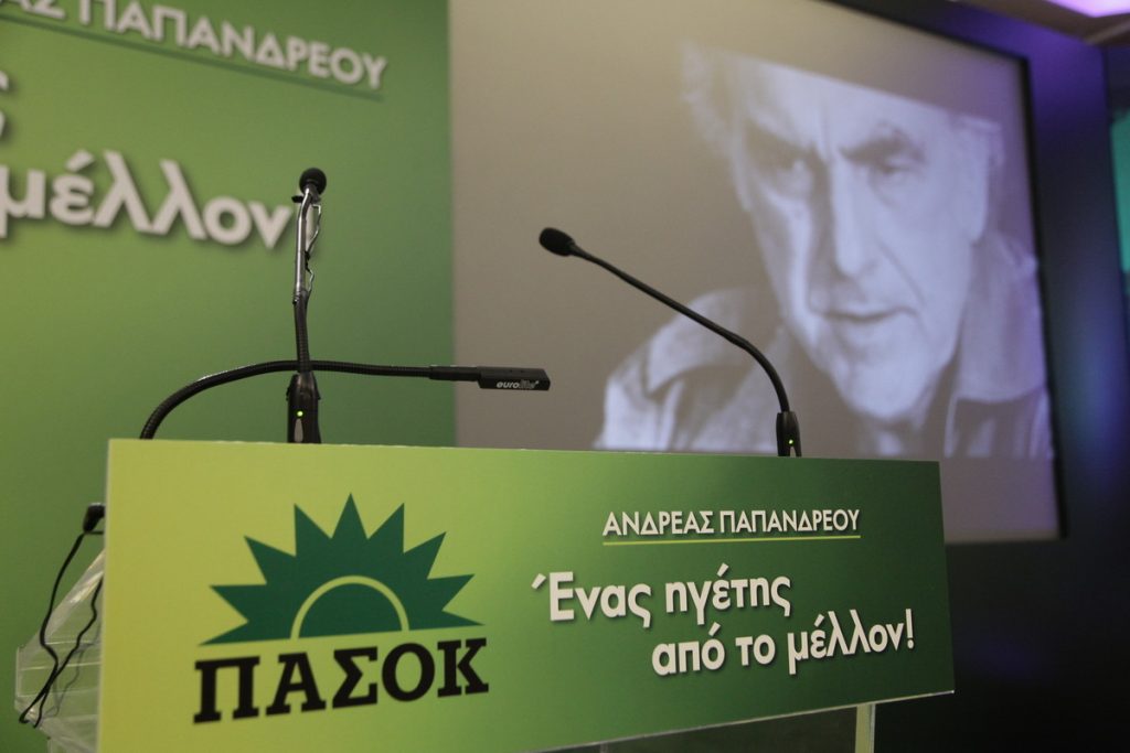 “Έτρεξαν” να τιμήσουν τον Ανδρέα Παπανδρέου από διαφορετικά στρατόπεδα – ΦΩΤΟ