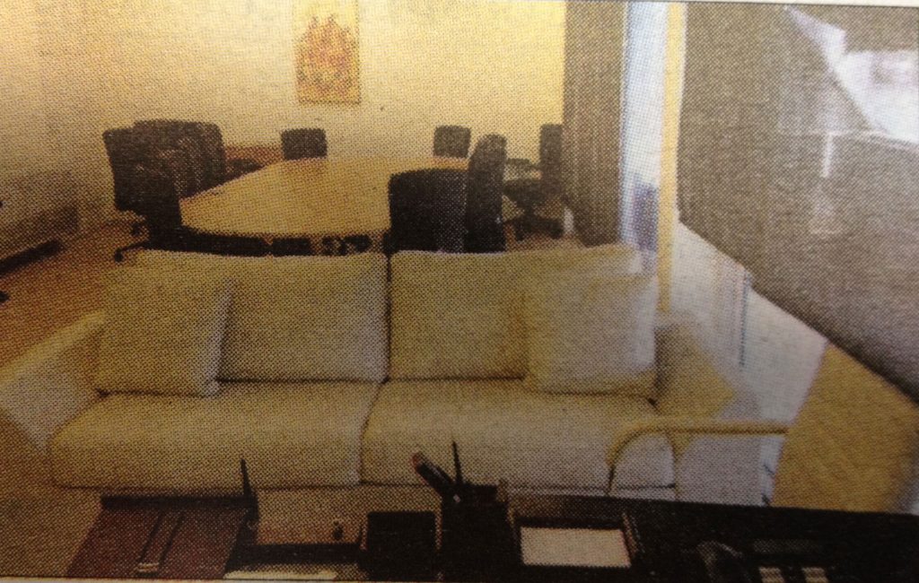 Λευκοί καναπέδες και ένα μεγάλο τραπέζι συσκέψεων στο νέο γραφείο του προέδρου του ΠΑΣΟΚ - ΦΩΤΟΓΡΑΦΙΑ Espresso