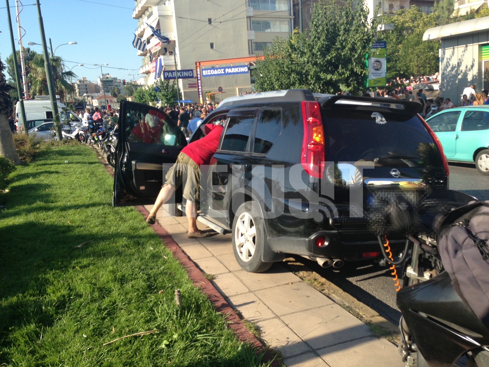 ΦΩΤΟ NEWSIT - Ένας κύριος που εάν κρίνουμε από το αυτοκίνητό του δεν έχει οικονομικό πρόβλημα