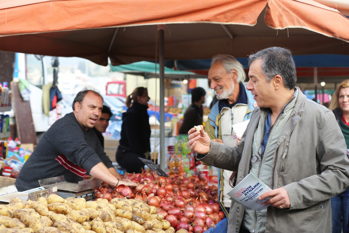 Περιοδεία του Στ. Θεοδωράκη στις γειτονιές του Πειραιά