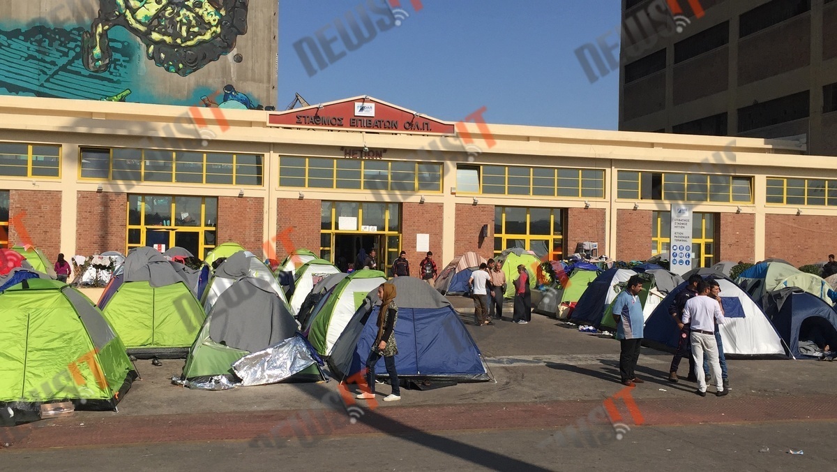 Με υπομονή και ψυχραιμία θέλουν να γίνει η μεταφορά των προσφύγων από τον Πειραιά – Καταγγελίες για παραπληροφόρησή τους – ΒΙΝΤΕΟ