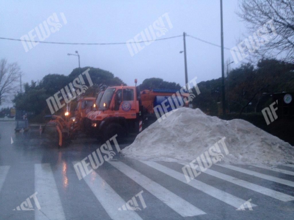 Προβλήματα από τα χιόνια στην Αττική – Πού έχει διακοπεί η κυκλοφορία – ΦΩΤΟ