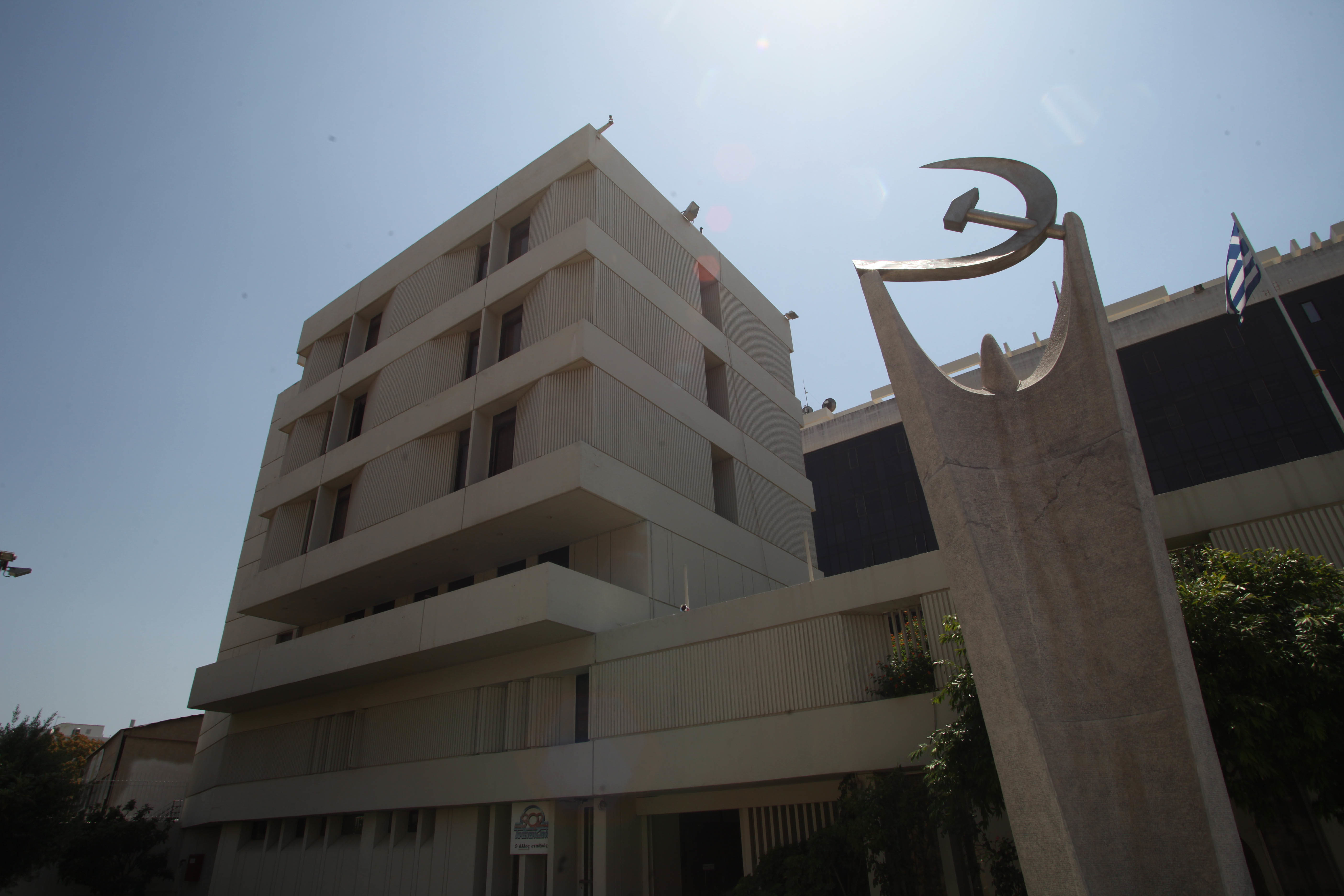 ΚΚΕ: Όλα έτοιμα για το 21ο Συνέδριο – Η ιστορία του «εμβληματικού» κτιρίου του Περισσού και τα έργα τέχνης που προκαλούν αίσθηση