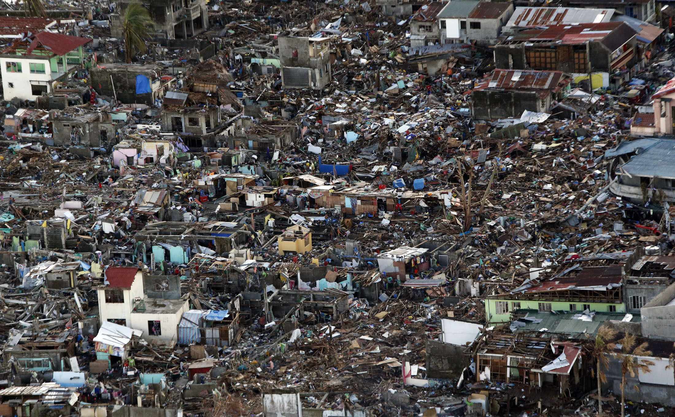 Πάνω από 5.200 οι νεκροί από τον φονικό τυφώνα στις Φιλιππίνες