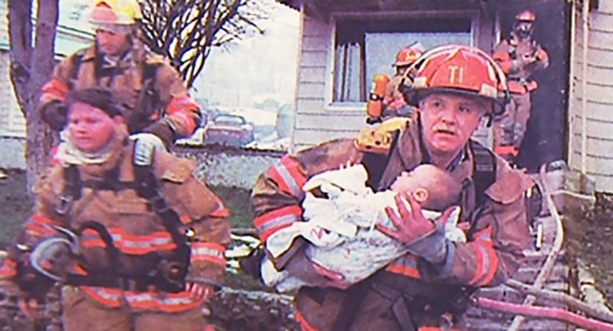 Αυτός ο πυροσβέστης την έσωσε. 17 χρόνια μετά, έκανε αυτό για τον σωτήρα της