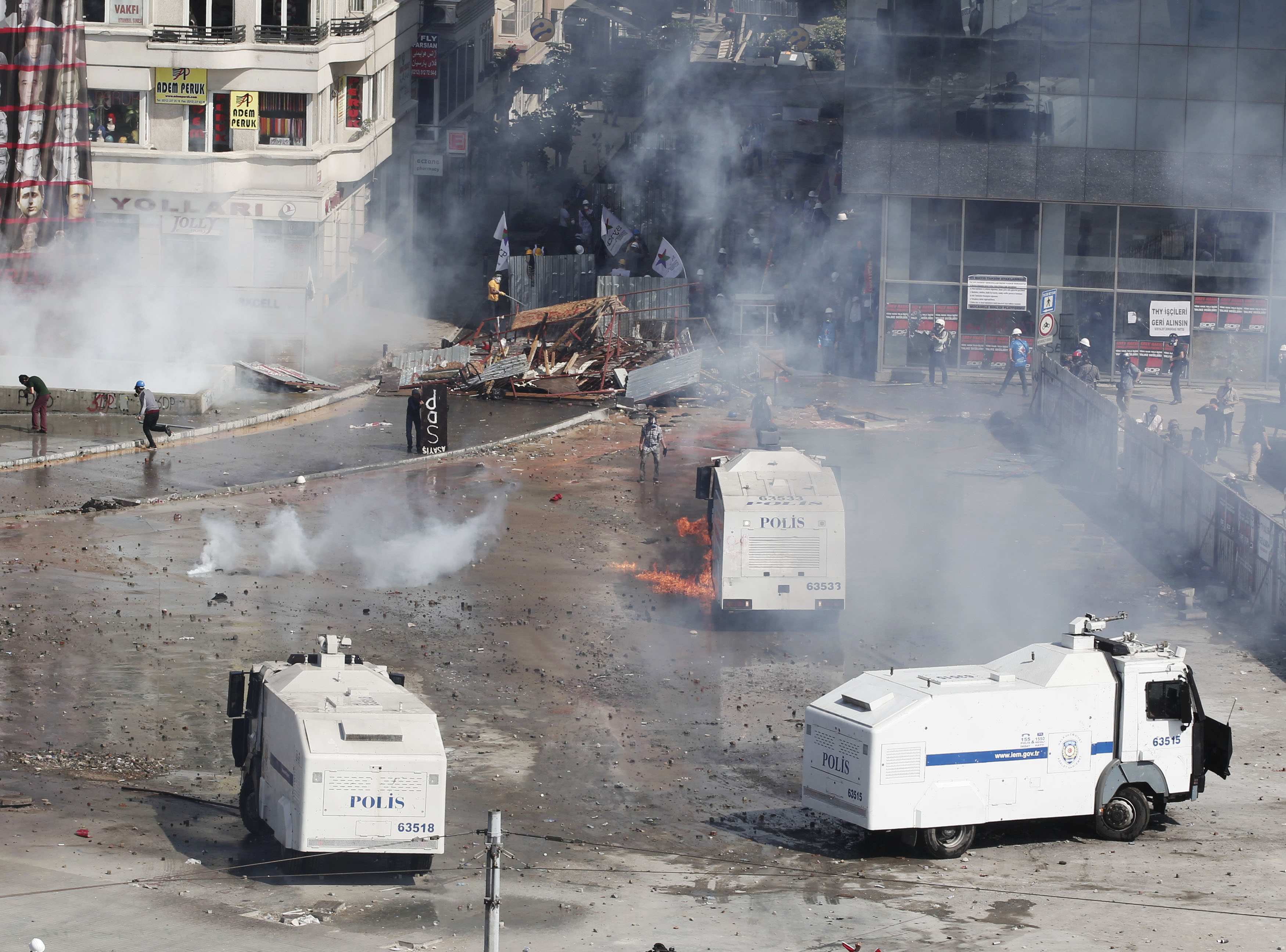 Βράζει η πλατεία Ταξίμ – Μπήκε και στο πάρκο η Αστυνομία – 4 οι νεκροί της εξέγερσης – ΔΕΙΤΕ LIVE
