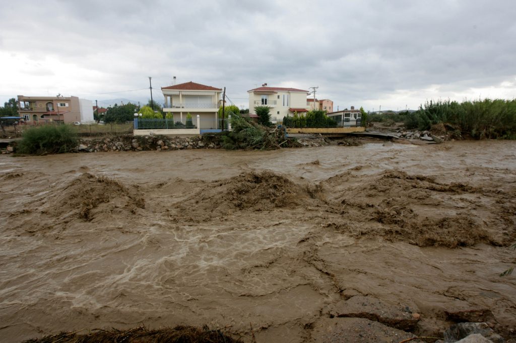 Βυθίστηκε η Αίγινα από τη θεομηνία – Πού θα βρέξει τις επόμενες ώρες