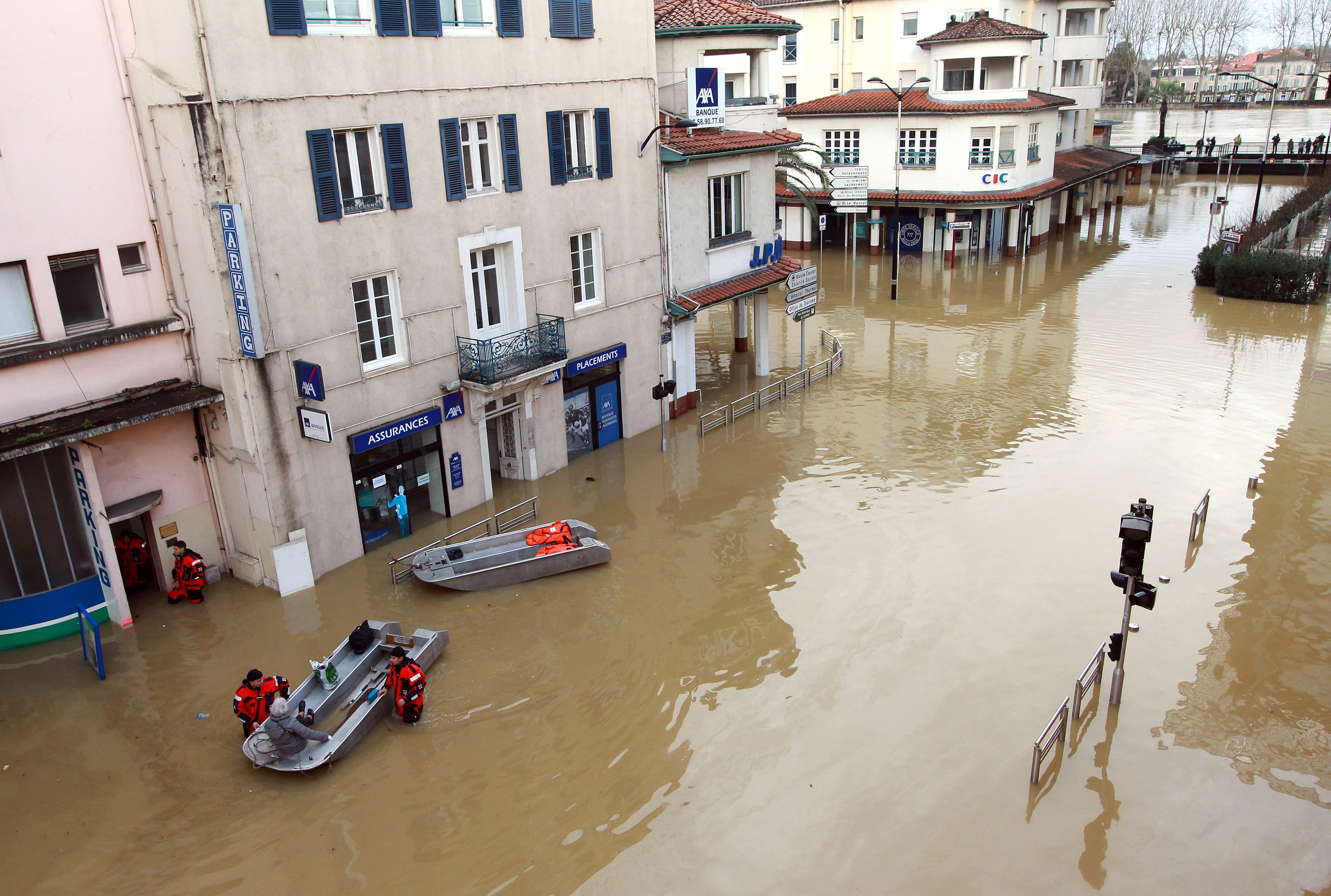 Σαρώνουν οι πλημμύρες τα χωριά της Βουλγαρίας