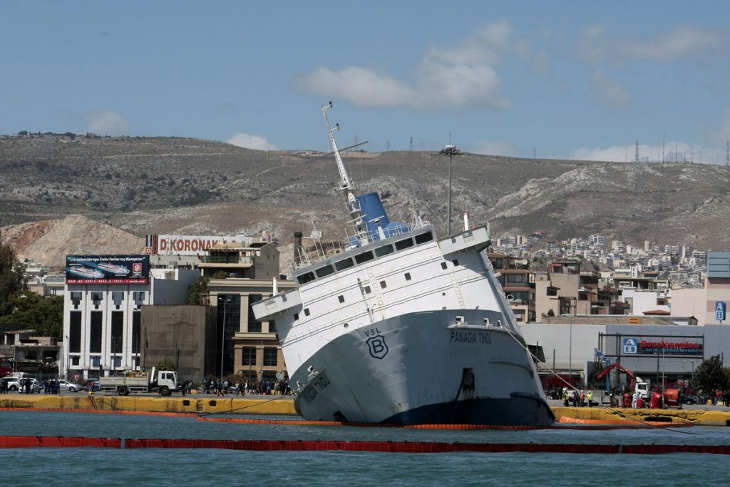 Βόμβα από το υπουργείο Ναυτιλίας για το ημιβυθισμένο πλοίο: Ανοιχτό το ενδεχόμενο σαμποτάζ