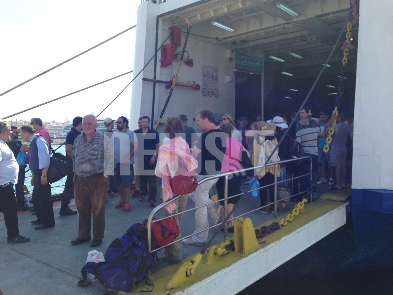 Με παρέμβαση εισαγγελέα, διαλύθηκαν τα μπλόκα στο λιμάνι του Πειραιά
