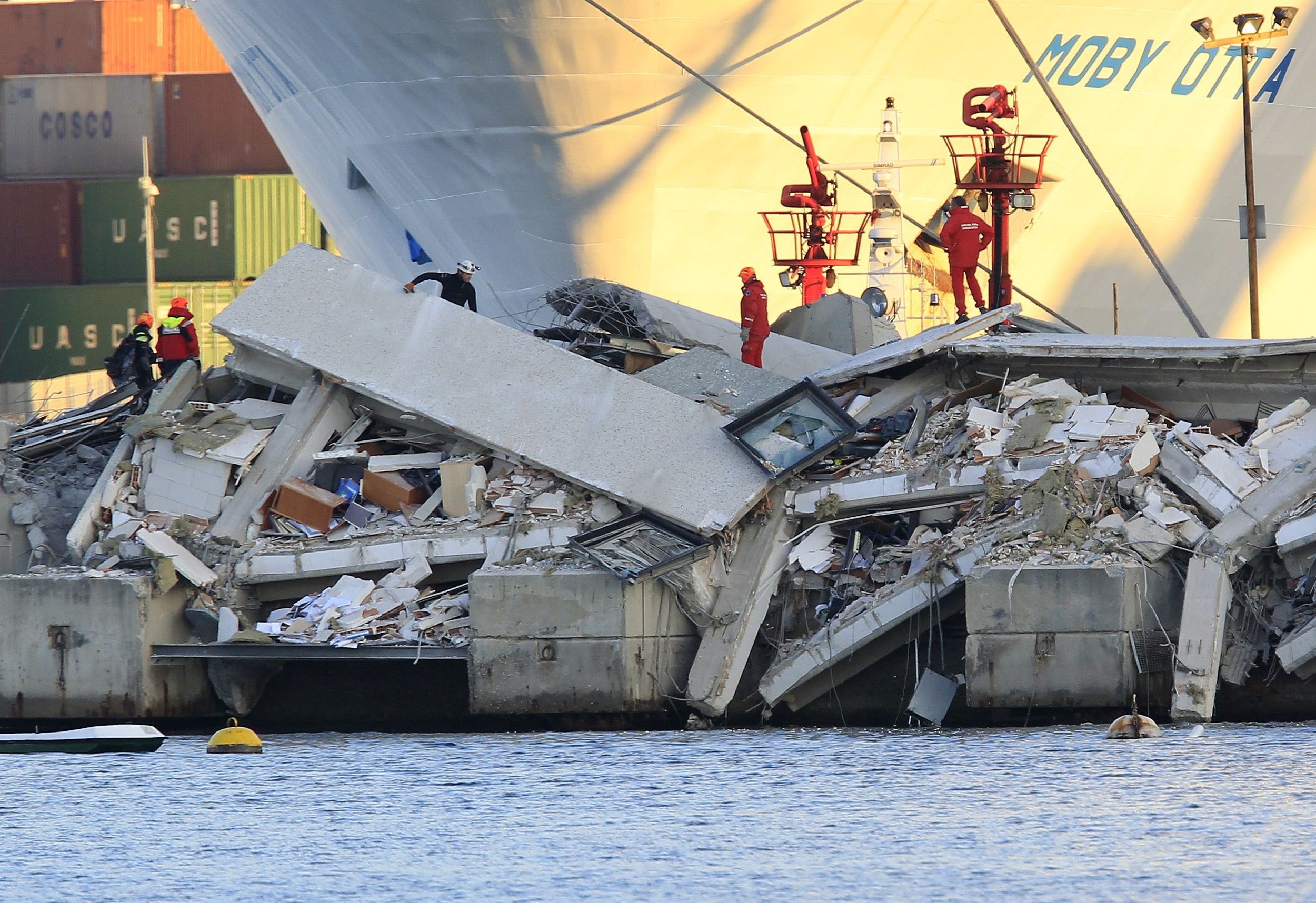 Συγκλονιστικές φωτογραφίες από το δυστύχημα στο λιμάνι της Γένοβας
