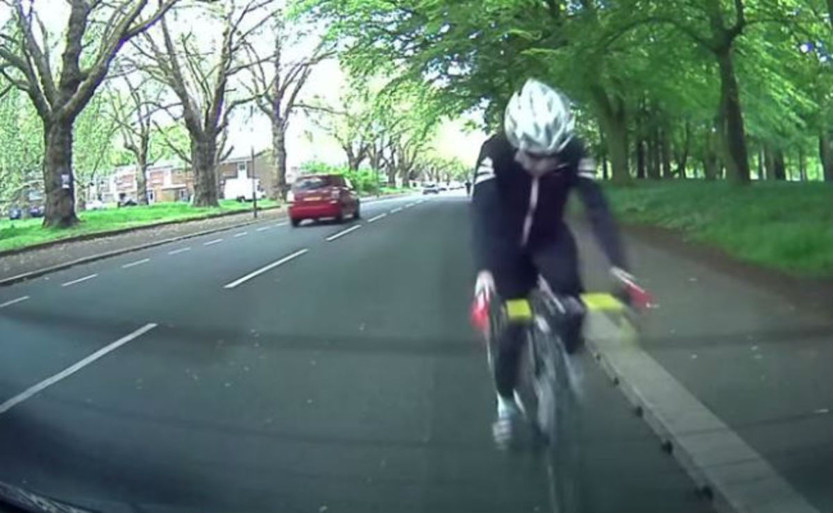 Επική σύγκρουση! Που είχε το μυαλό του αυτός ο ποδηλάτης; (βίντεο)