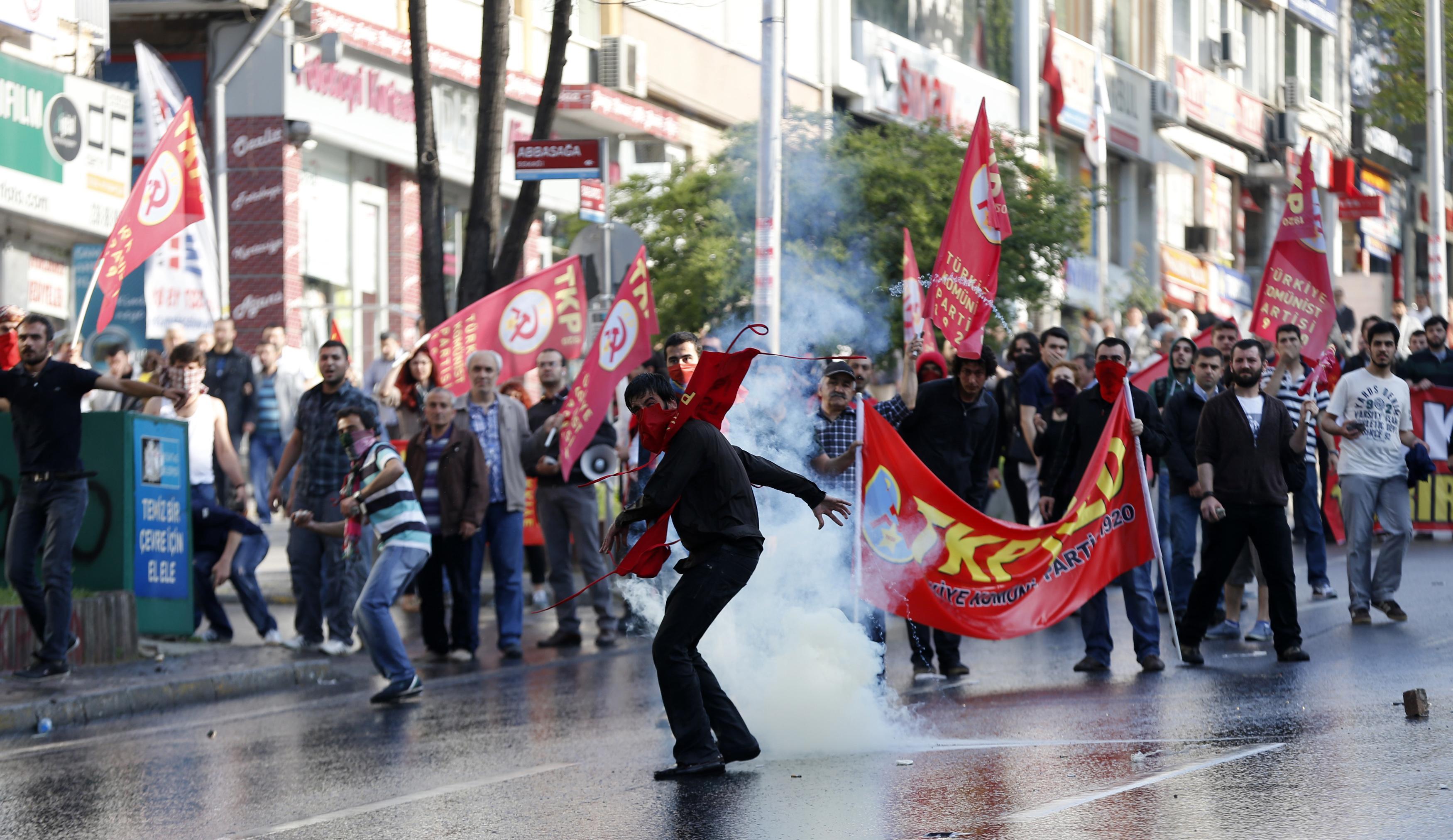 Με δακρυγόνα και πετροπόλεμο γιόρτασαν την Πρωτομαγιά στην Κωνσταντινούπολη (ΦΩΤΟ και VIDEO)