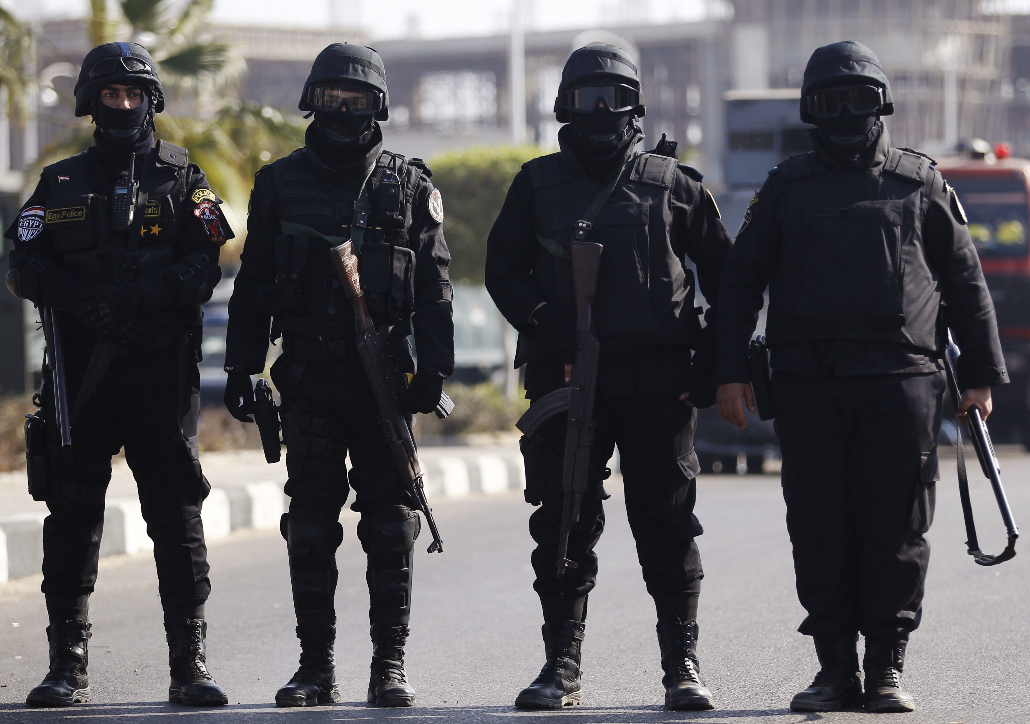 Ένας νεκρός αστυνομικός και δύο τραυματίες από πυρά αγνώστων στο Κάιρο