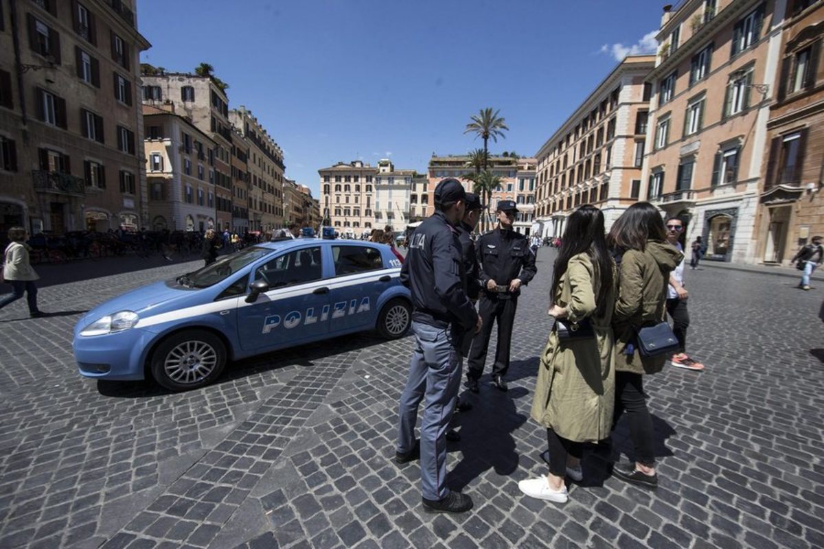 Ήθελαν να παντρέψουν με άγνωστο τη 15χρονη κόρη τους! Την έσωσαν οι συμμαθήτριές της