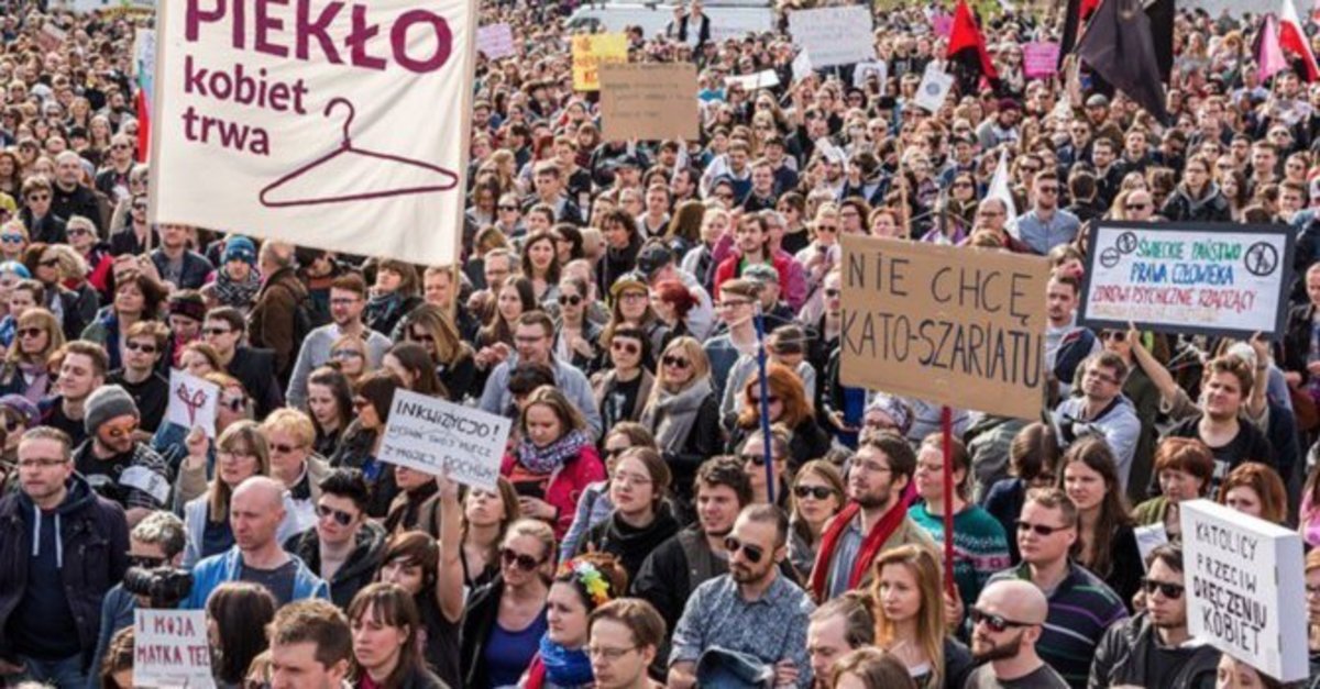 Πολωνία: Τεράστια διαδήλωση κατά του νομοσχεδίου που τιμωρεί την άμβλωση με φυλάκιση και στηρίζει η Εκκλησία!