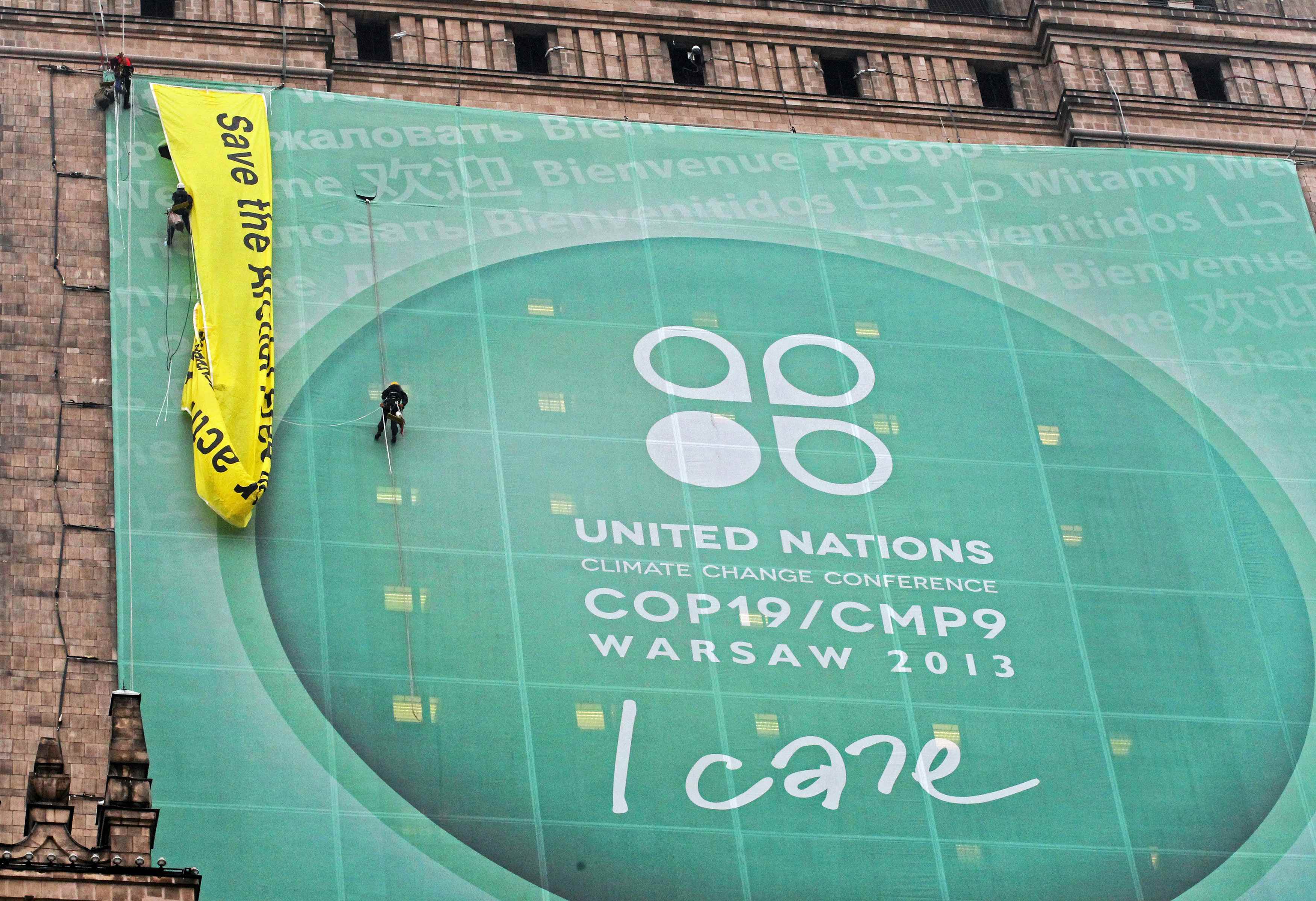 Ακτιβιστές της Greenpeace αναρριχήθηκαν στο Μέγαρο Πολιτισμού της Βαρσοβίας με αίτημα την απελευθέρωση μελών της οργάνωσης