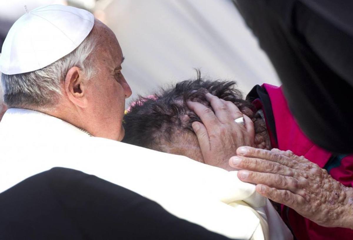 Ο Πάπας συγκλόνισε αγκαλιάζοντας έναν παραμορφωμένο άνθρωπο – ΦΩΤΟ