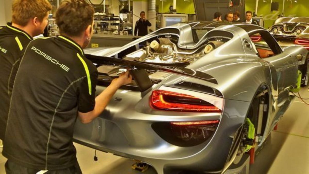 Η κατασκευή της πανάκριβης Porsche 918 Spyder ξεκινά από ένα κομμάτι… ύφασμα! [vid]