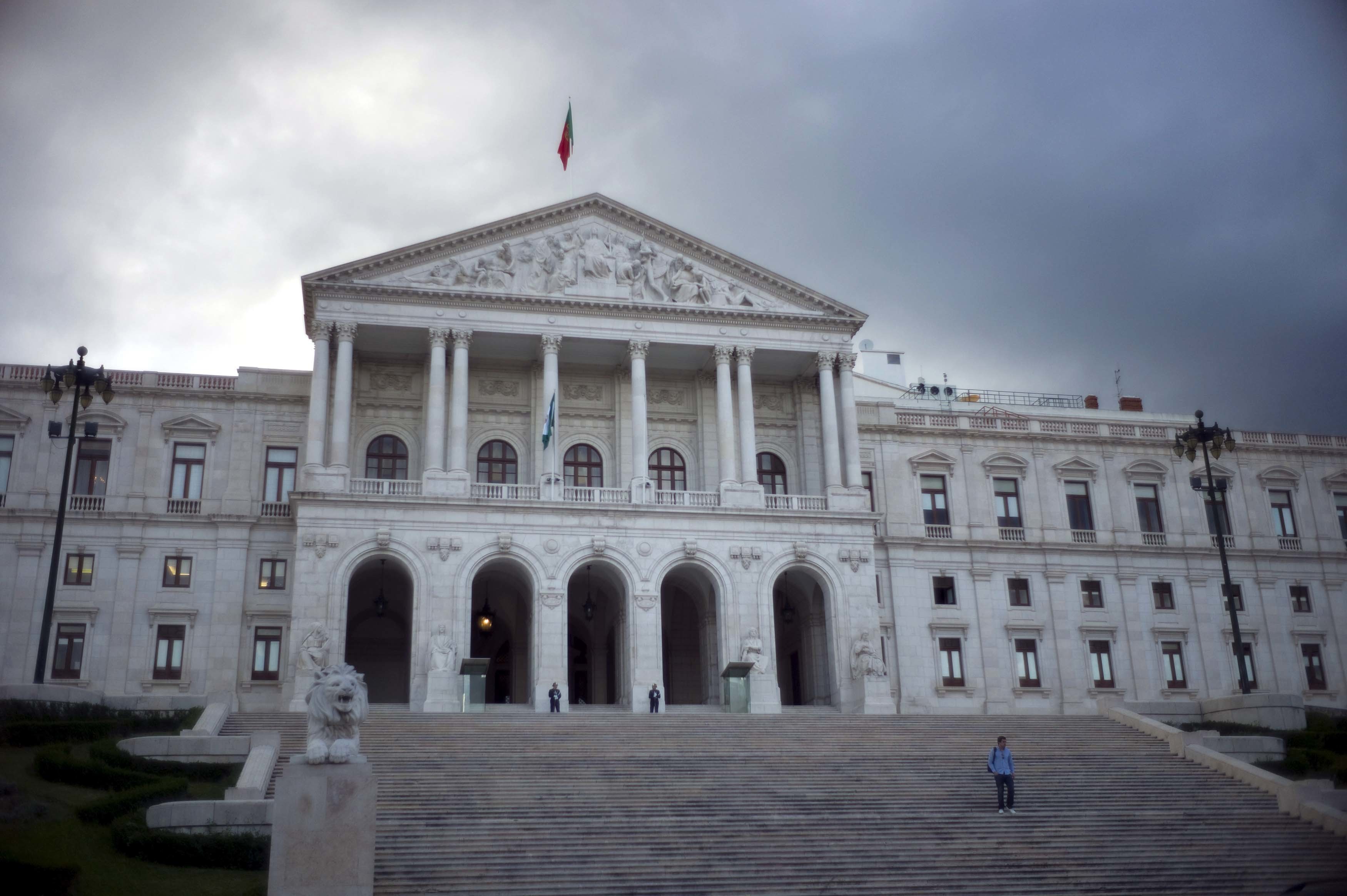 Η Πορτογαλία κόβει μισθούς δημοσίων υπαλλήλων για να καλύψει την τρύπα του προϋπολογισμού