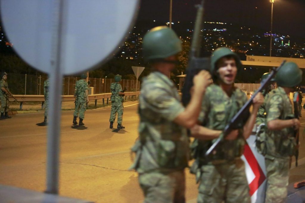 Πραξικόπημα στην Τουρκία: Στρατιωτικό ελικόπτερο άνοιξε πυρ στην Άγκυρα – ΒΙΝΤΕΟ
