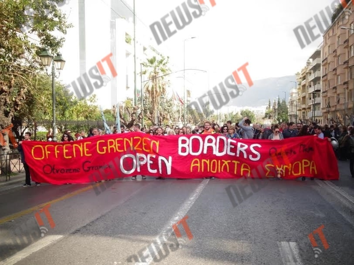 Πλήθος κόσμου έξω από την πρεσβεία της Αυστρίας – Φωνές για ανοιχτά σύνορα – ΦΩΤΟ