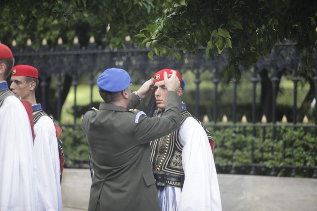 Ολάντ: Το χαλί, το σκυλί, οι ακροβολισμένοι και οι τσολιάδες – ΦΩΤΟ