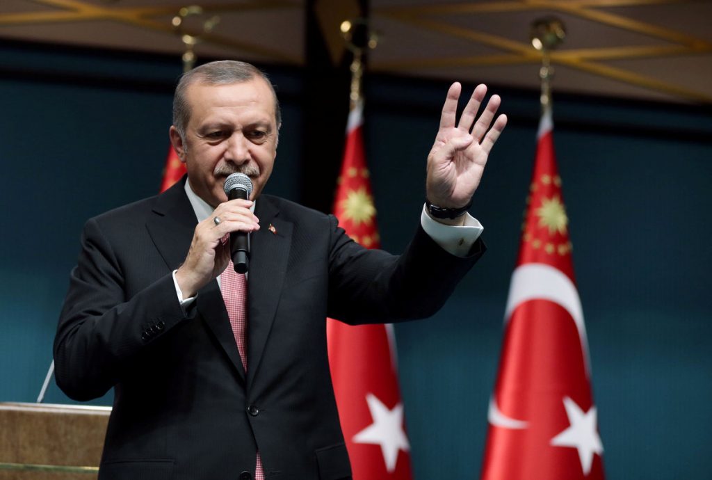 Ο Ερντογάν κάλεσε τους πολίτες σε προσευχή – Σιμσέκ: “Η δημοκρατία ισχυρότερη από ποτέ μετά το πραξικόπημα”