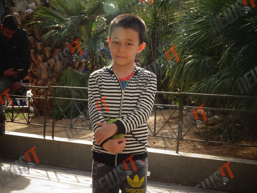 Ο 9χρονος ολομόναχος πρόσφυγας στην πλατεία Βικτωρίας