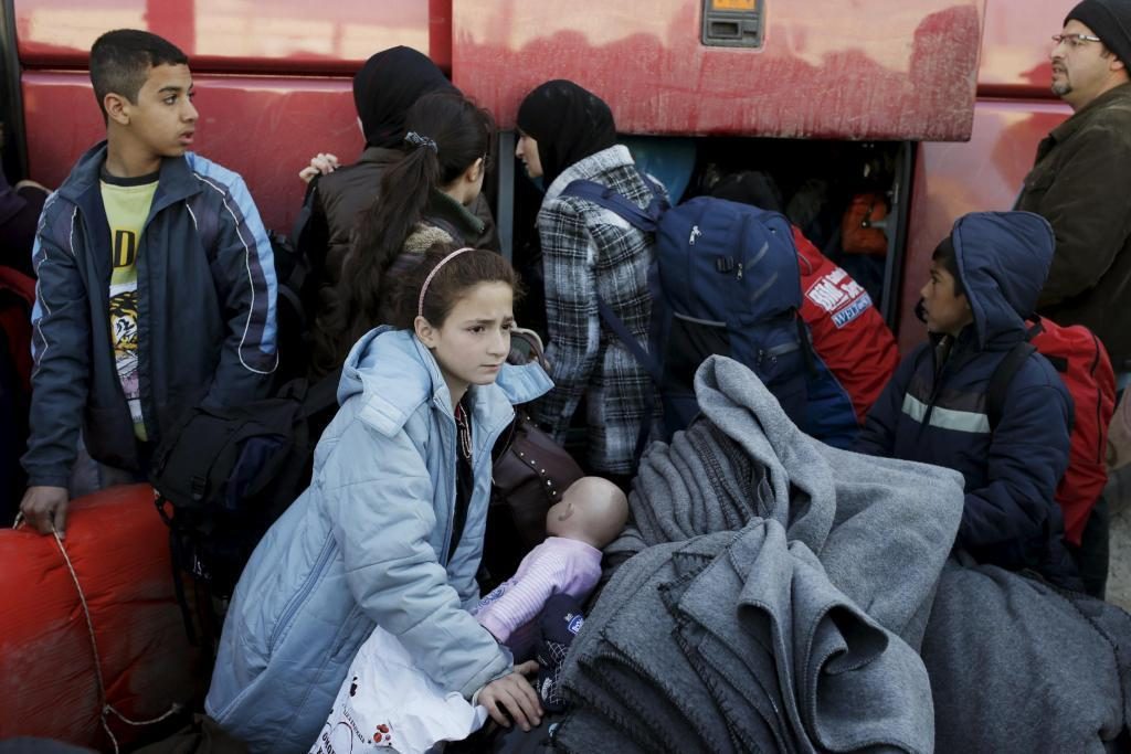 Πρόσφυγες με τα πράγματά τους στην Ειδομένη - ΦΩΤΟ REUTERS