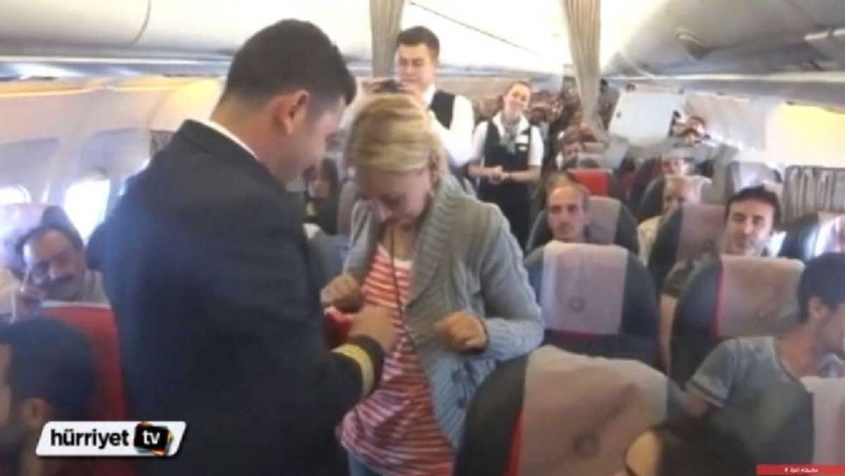 Ο πιλότος έκανε πρόταση γάμου… στον αέρα! (βίντεο)