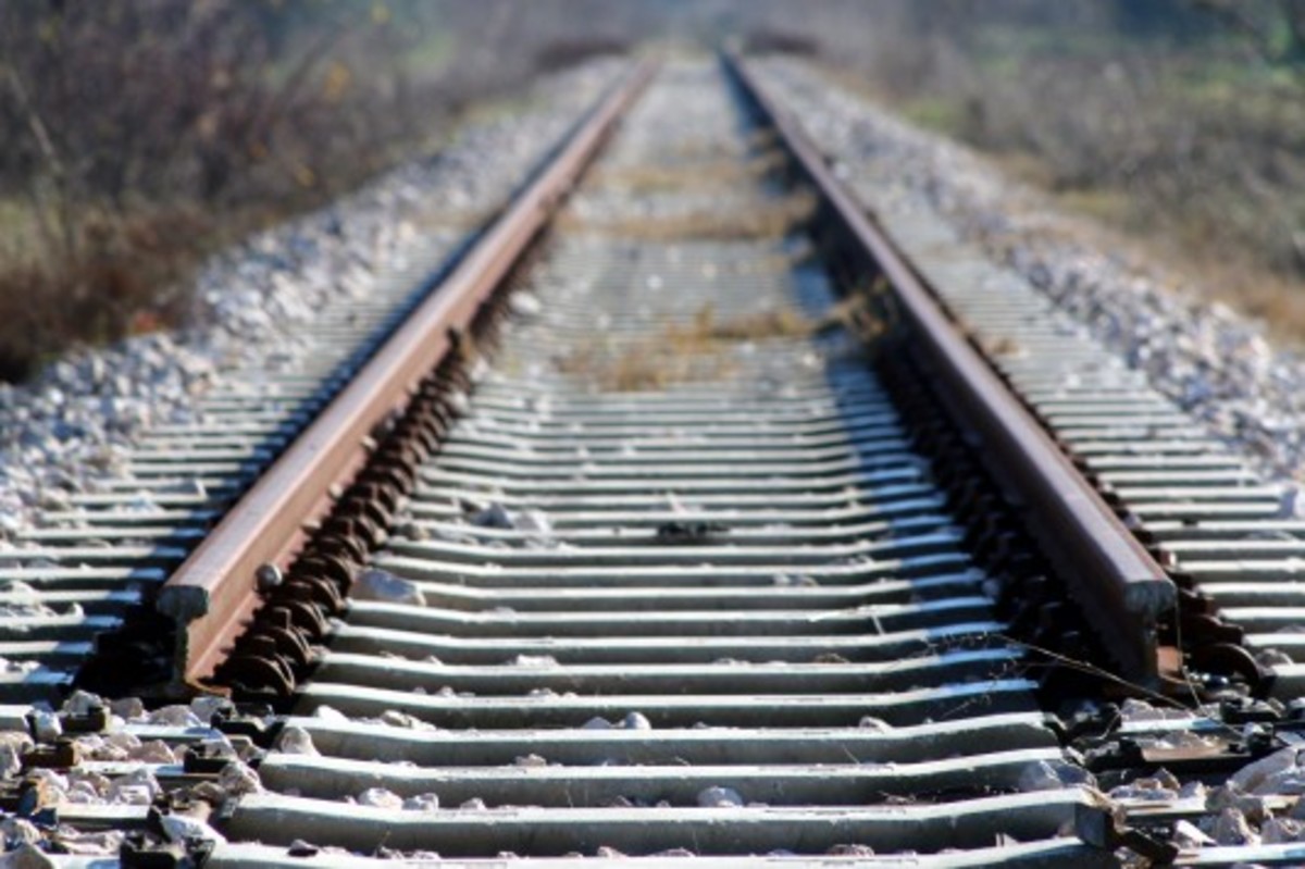 Σέρρες: Νταλίκα “δίπλωσε” πάνω στις γραμμές του τρένου
