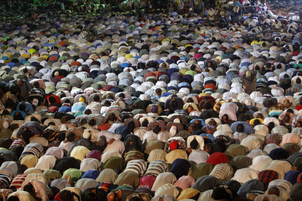 Ματωμένο ραμαζάνι στην Αίγυπτο – Οι Αδελφοί Μουσουλμάνοι ανοίγουν πυρ την ώρα της προσευχής (VIDEO)