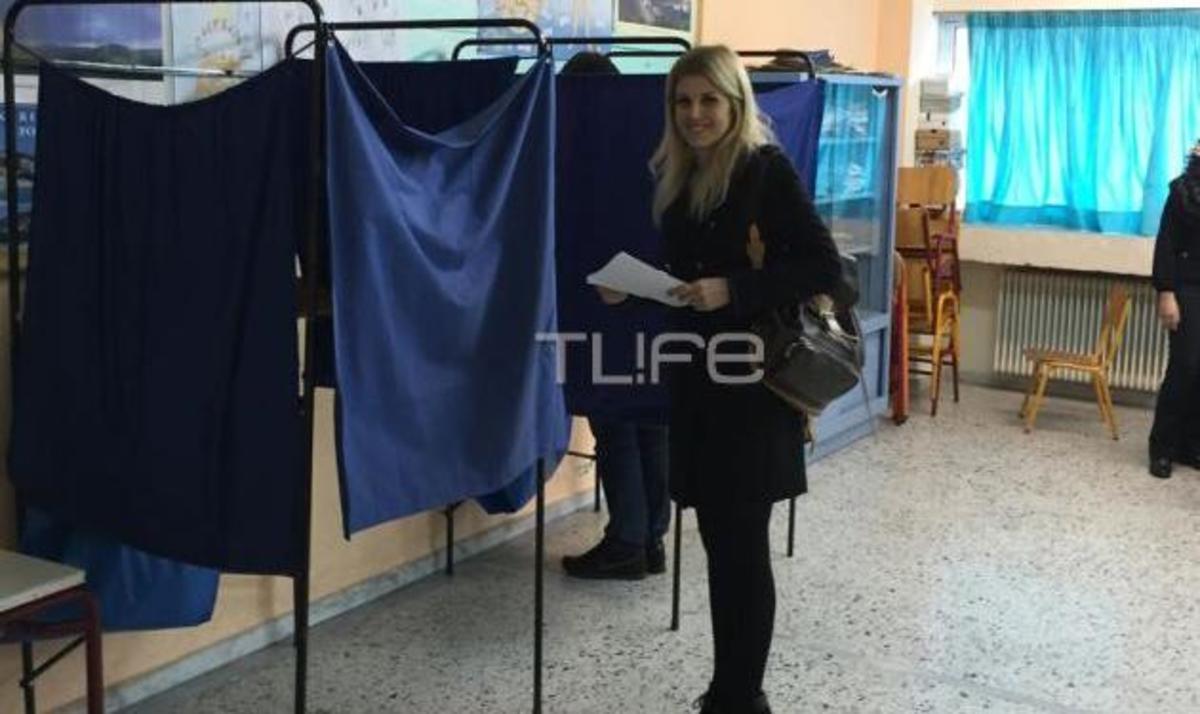 Εκλογές 2015: Χαμογελαστή στην κάλπη η Έλενα Ράπτη!
