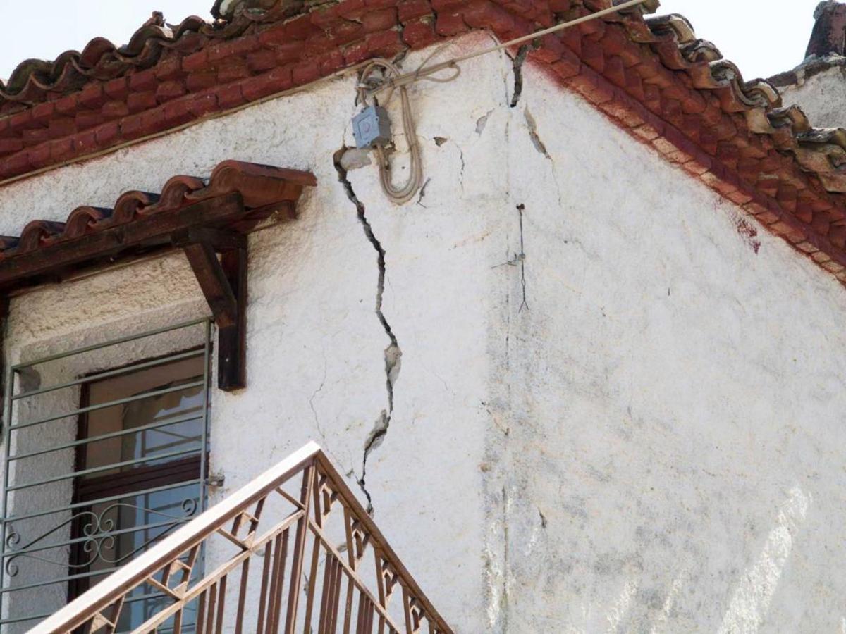 Πληγωμένο το Ρεγγίνι από τη σεισμική δραστηριότητα στην περιοχή - ΦΩΤΟ EUROKINISSI