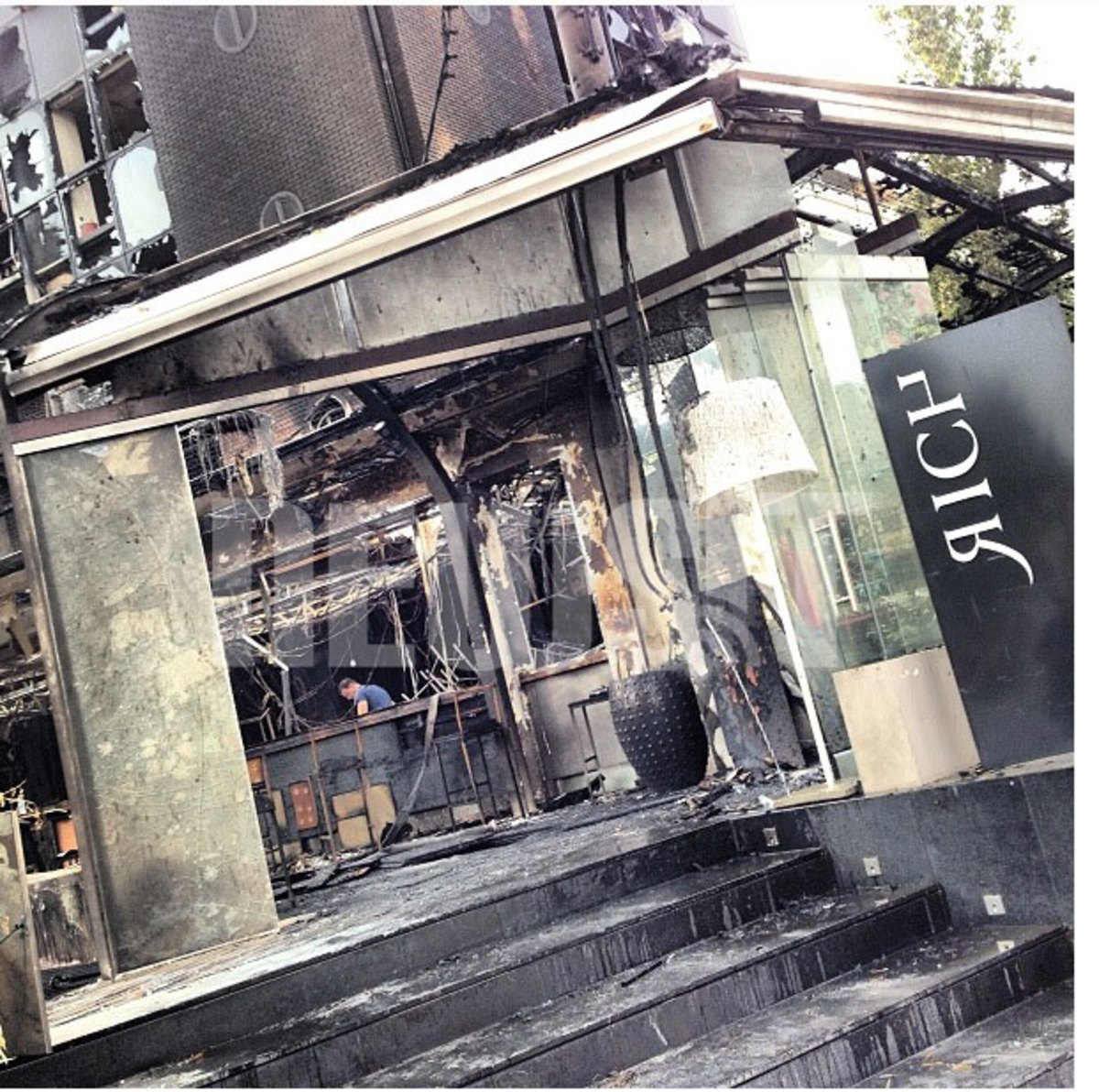 Μαφιόζικος ο εμπρησμός στην Γλυφάδα! 3 ή 4 άτομα με κουκούλες έβγαλαν έξω το προσωπικό της καφετέριας άρχισαν να τα σπάνε και έβαλαν φωτιά!