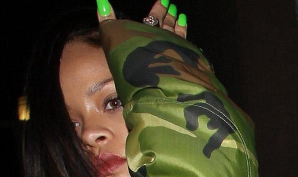 Η Rihanna, το φόρεμα με την μαριχουάνα και τα τραγικά νύχια!