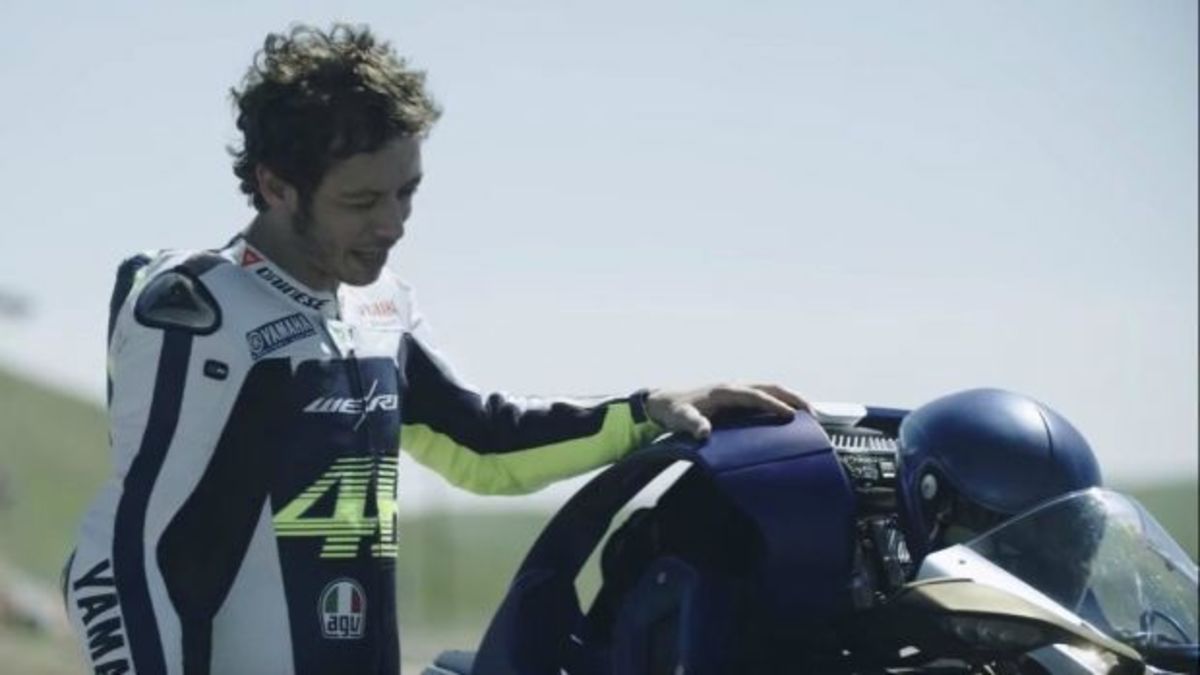 Ο Rossi διδάσκει σε ένα ρομπότ πως να οδηγεί μια Yamaha (VIDEO)