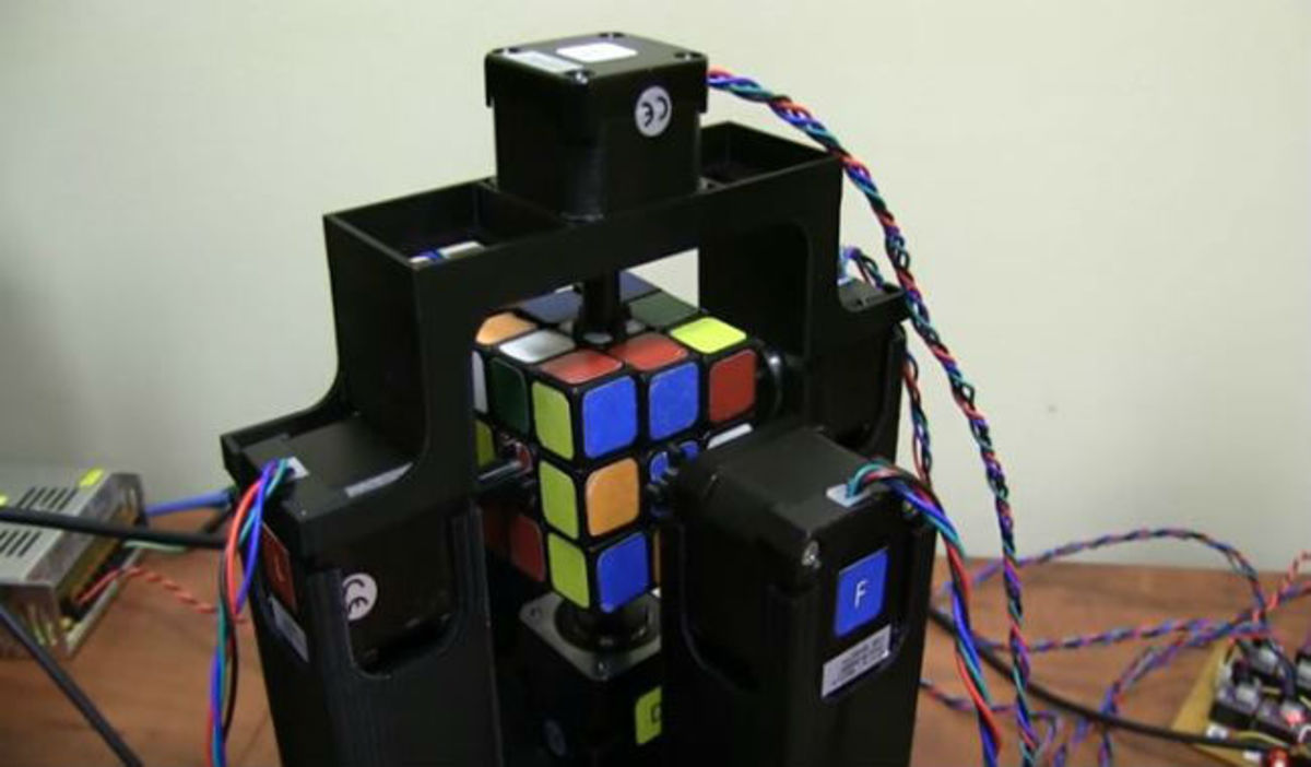 Έφτιαξαν ρομπότ που λύνει το κύβο του Ρούμπικ σε ένα δευτερόλεπτο (ΒΙΝΤΕΟ)