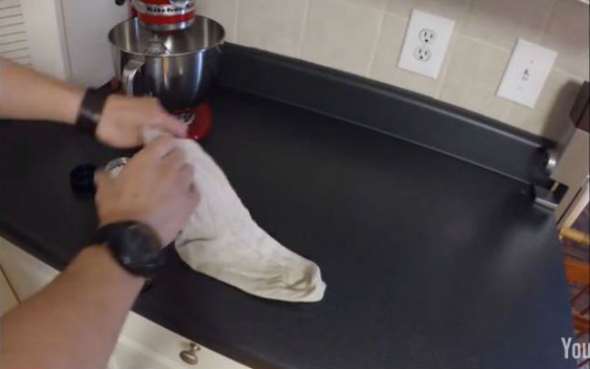Γεμίζει μια κάλτσα με αλάτι και την βάζει στο τηγάνι – Ο λόγος; Θεραπευτικός!