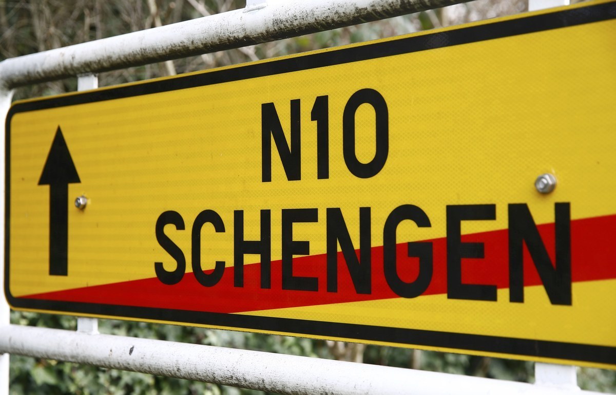 Φερχόφστατ: Εκτός Σένγκεν η Ελλάδα αν δεν συνεργαστεί για την φύλαξη των συνόρων