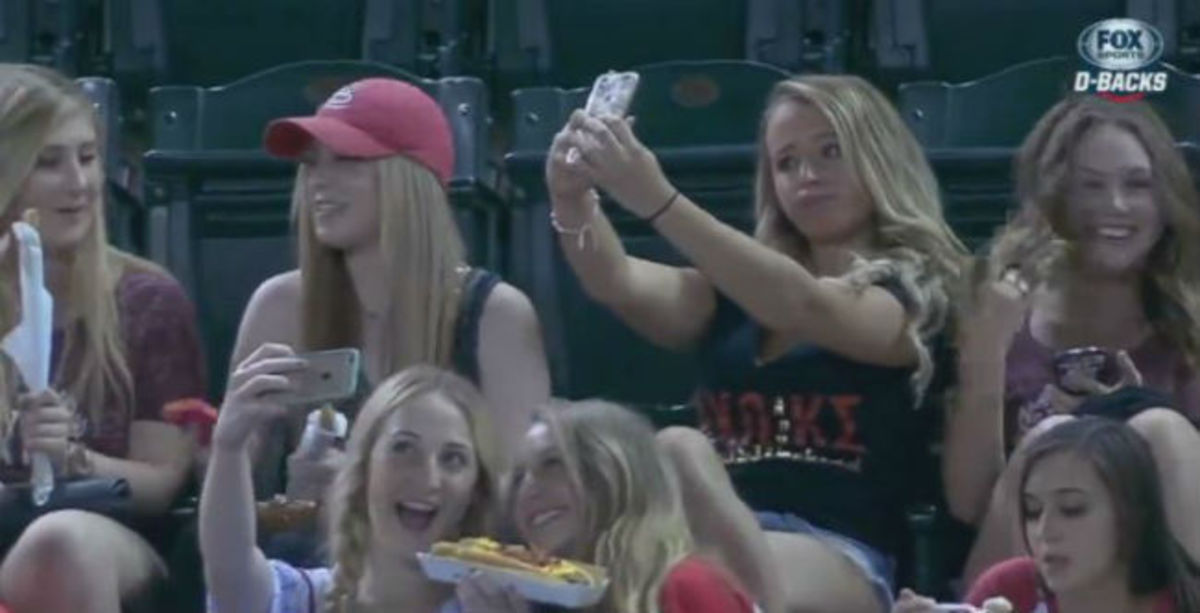 Ξεκαρδιστικό βίντεο: Κοριτσοπαρέα πήγε στο γήπεδο να δει ποδόσφαιρο και βγάζει μόνο selfies!