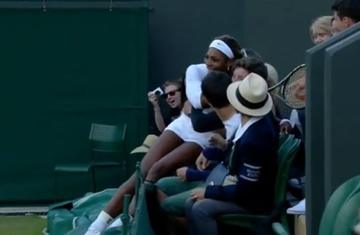 Η Serena Williams έπεσε στην αγκαλιά θεατή! VIDEO