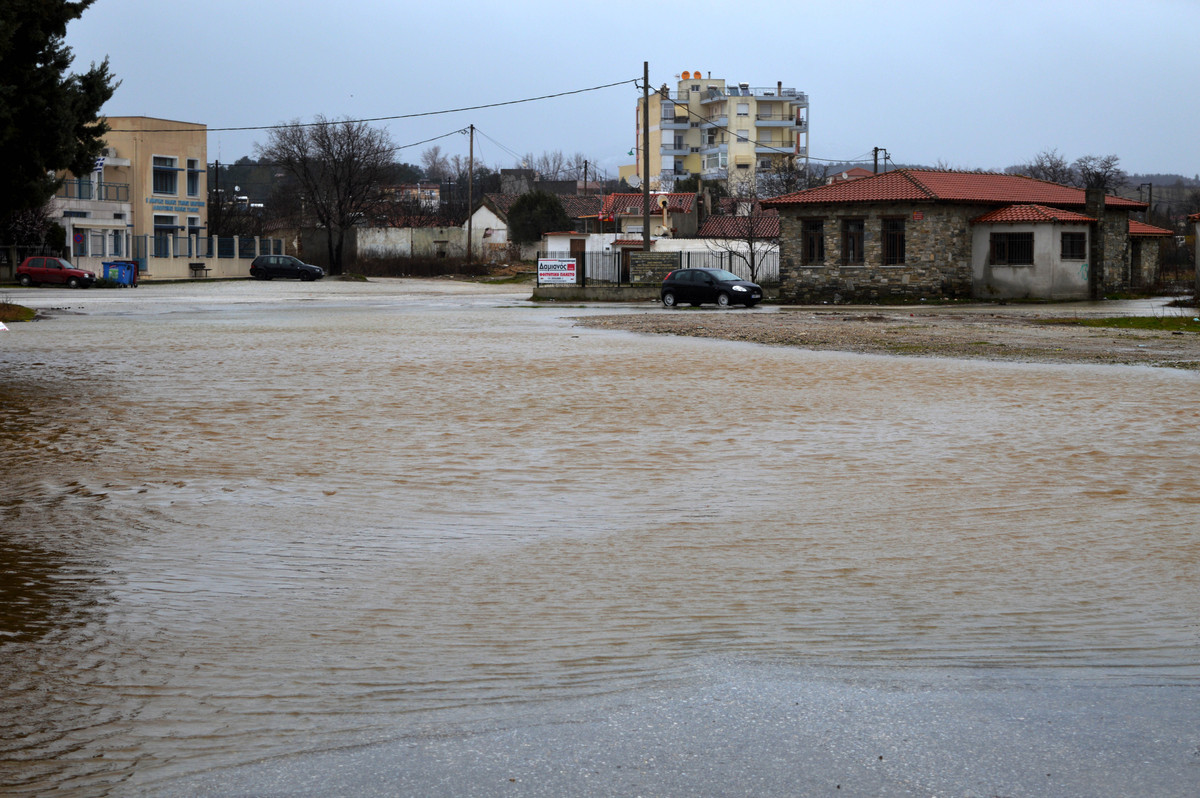 Σε κλοιό χιονιά η Β. Ελλάδα – Απεγκλωβίστηκαν 12 άτομα (ΒΙΝΤΕΟ)