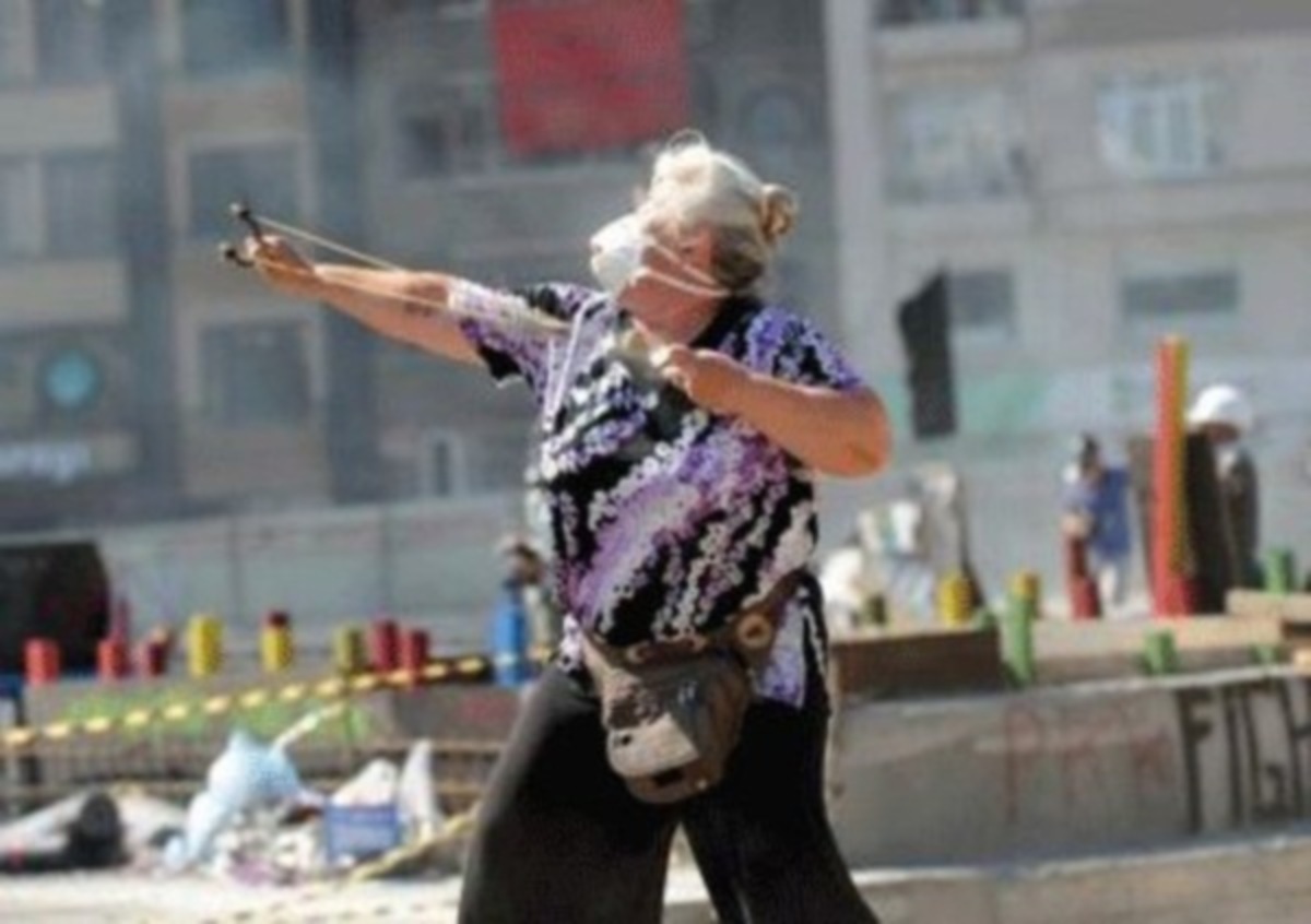 Τουρκία: Μια “θεία” με σφεντόνα – “Eπιθετική” παρά τα χρόνια της