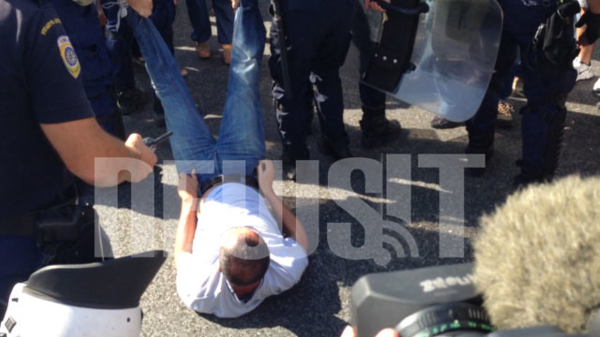 Oι αστυνομικοί επιχειρούν δια της βιας να απομακρύνουν εναν από τους διαμερτυρόμενους ΦΩΤΟ NEWSIT