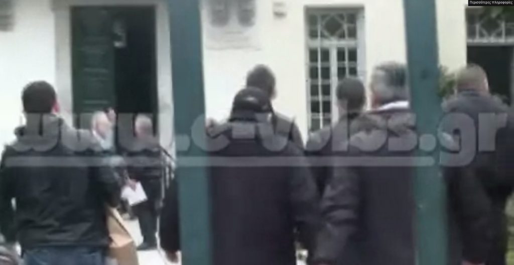 Βόλος: Στον εισαγγελέα για τον εμπρησμό της τράπεζας Κύπρου – Δείτε βίντεο!